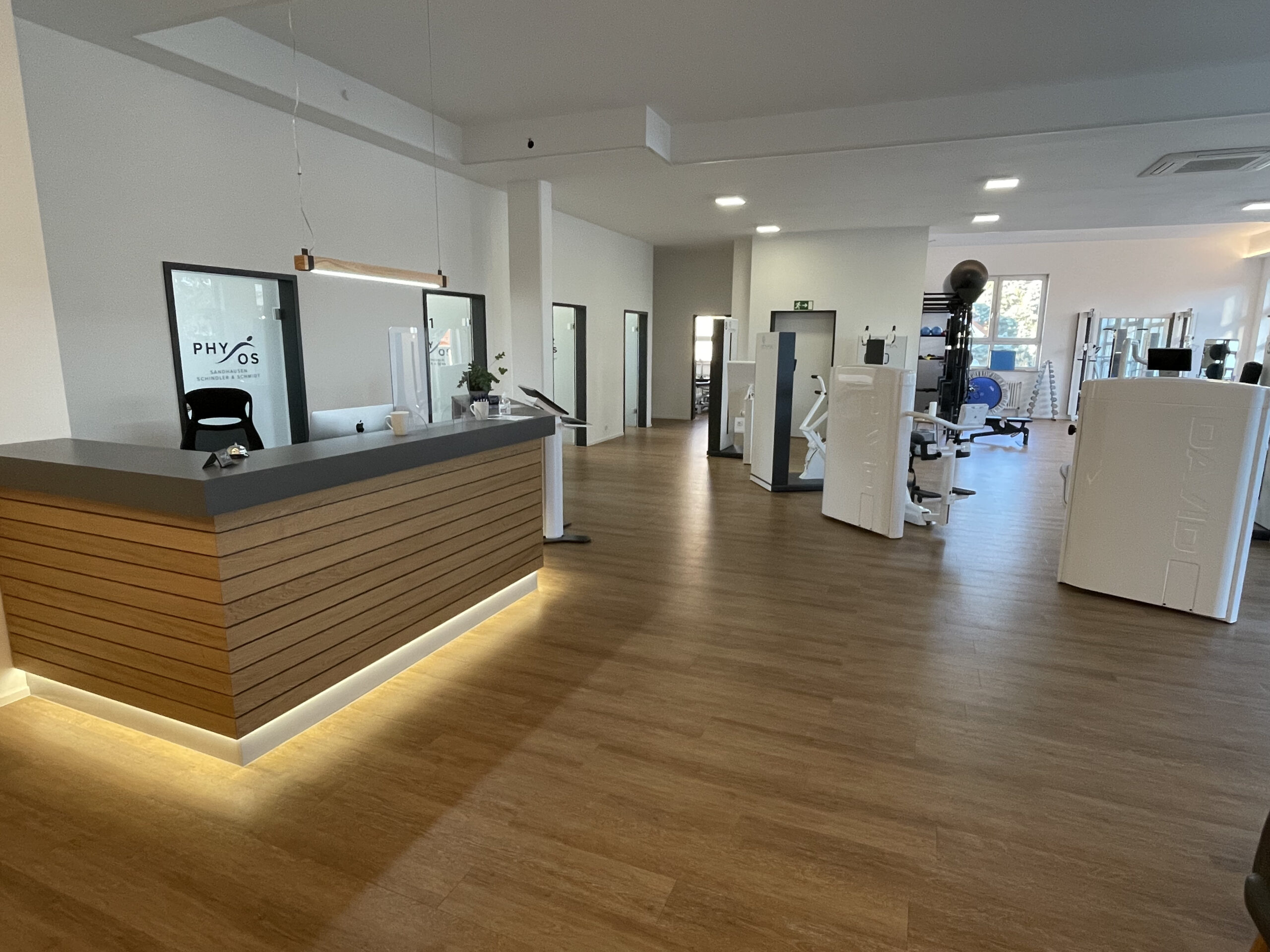 Empfangsbereich und offener Trainingsbereich der Praxis Physios Sandhausen